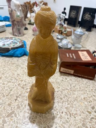 Figura decorativa de mujer asiática