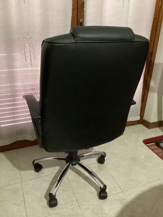 Poltrona da ufficio in pelle nera