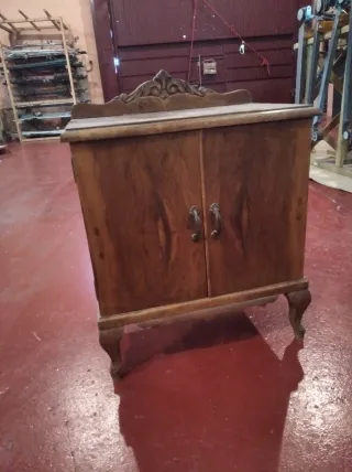 Mesita de noche chapada nogal