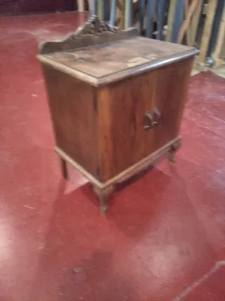 Mesita de noche chapada nogal