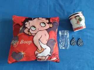 Betty Boop: pendientes y cojín.Taza regalo.