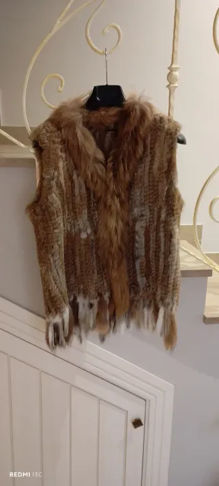 Chaleco de pelo marrón y multicolor