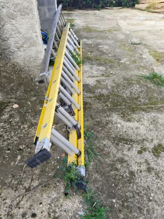 Escalera de fibra con peldaños de aluminio NO PESa