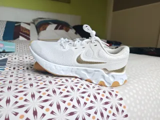 Deportivas Nike Blancas y Doradas