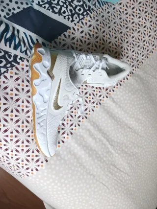 Deportivas Nike Blancas y Doradas