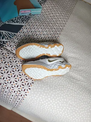 Deportivas Nike Blancas y Doradas