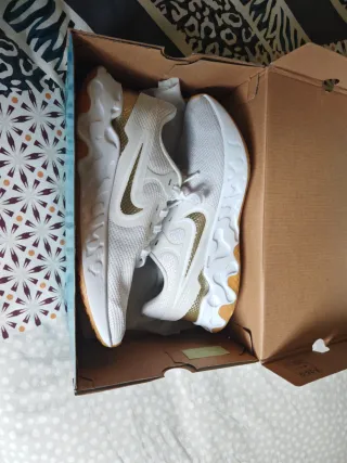 Deportivas Nike Blancas y Doradas