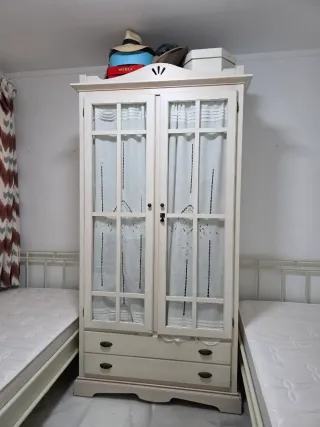 Armario blanco con puertas de cristal