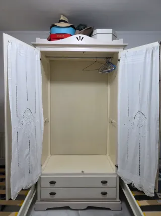 Armario blanco con puertas de cristal