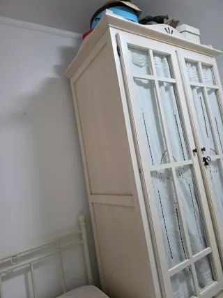 Armario blanco con puertas de cristal