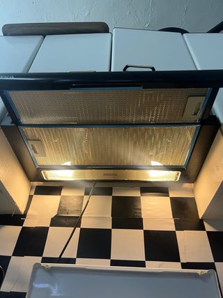 Cocina de gas Indesit 4 fuegos + Teka extractor