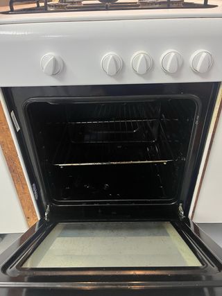 Cocina de gas Indesit 4 fuegos + Teka extractor