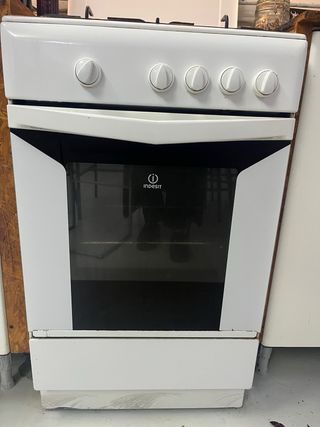 Cocina de gas Indesit 4 fuegos + Teka extractor