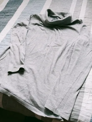 Camiseta gris cuello alto 10-11años