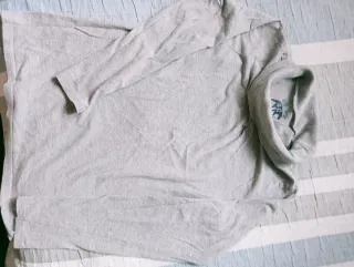 Camiseta gris cuello alto 10-11años