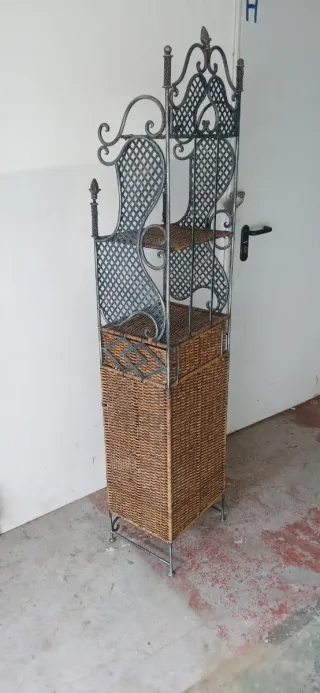 Estantería de hierro y mimbre