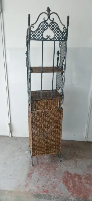Estantería de hierro y mimbre