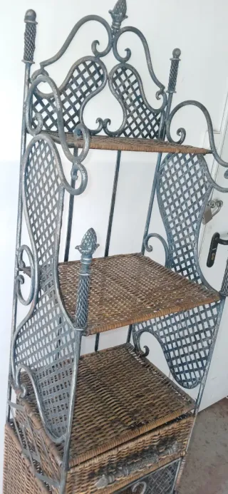 Estantería de hierro y mimbre