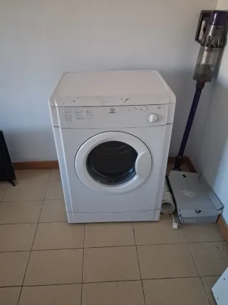 Secadora blanca Indesit