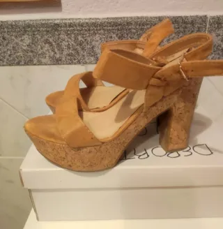 Tacones de plataforma beige