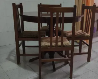 Mesa redonda y 4 sillas de madera