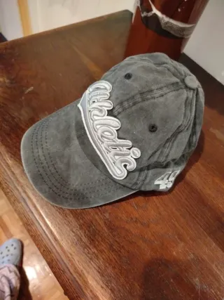 Gorra gris con bordado