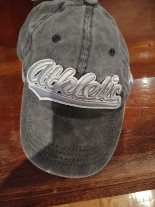 Gorra gris con bordado