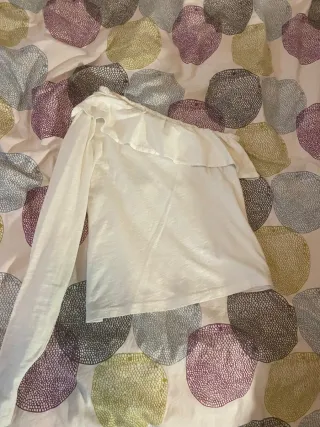 Blusa blanca asimétrica con volantes