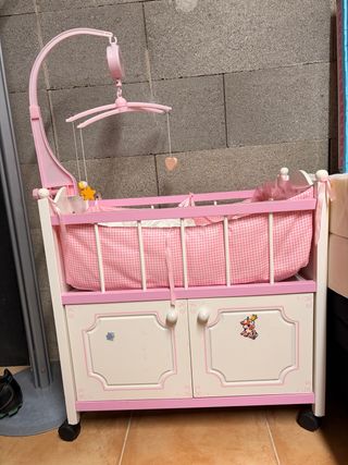 Cuna de muñecas rosa con móvil musical