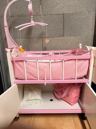 Cuna de muñecas rosa con móvil musical