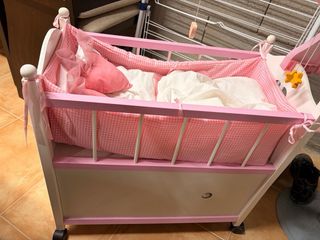 Cuna de muñecas rosa con móvil musical