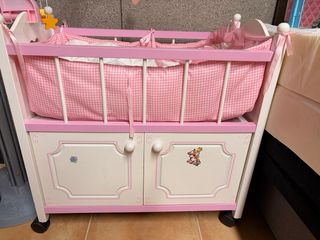 Cuna de muñecas rosa con móvil musical