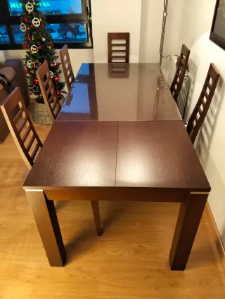 Mesa extensible y sillas.