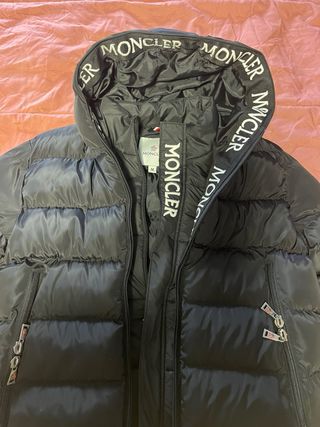 Chaqueta Moncler Negra ABRIGA MUCHO