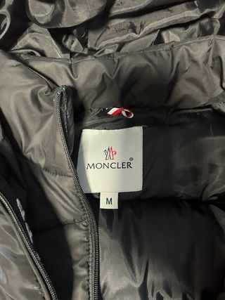 Chaqueta Moncler Negra ABRIGA MUCHO