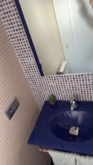 Lavabo azul de cerámica
