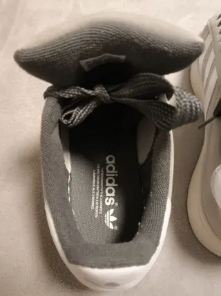 Zapatillas Adidas Grises y Blancas