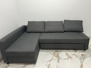 Sofá chaiselonge gris oscuro, prácticamente nuevo.