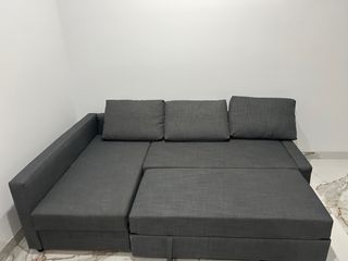 Sofá chaiselonge gris oscuro, prácticamente nuevo.