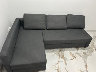 Sofá chaiselonge gris oscuro, prácticamente nuevo.