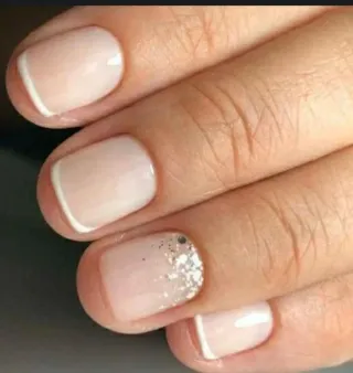 Manicura y pedicura francesa con glitter