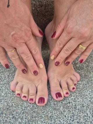 Manicura y pedicura francesa con glitter