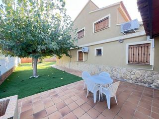 Chalet en venta en Zona Urbanizaciones en Alzira