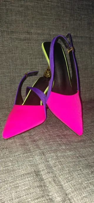 Zapatos de tacón rosa y morado