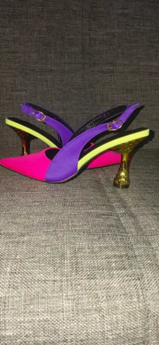 Zapatos de tacón rosa y morado