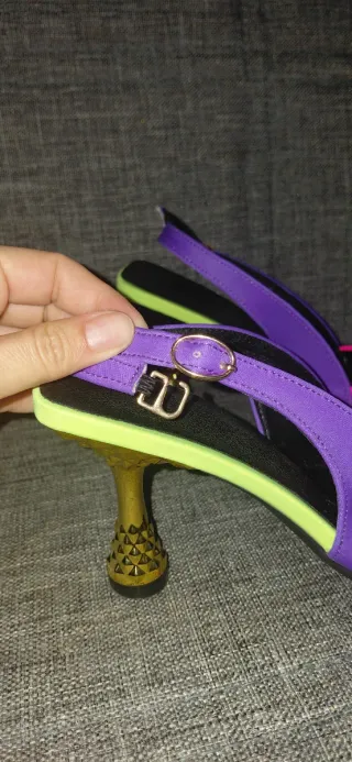 Zapatos de tacón rosa y morado