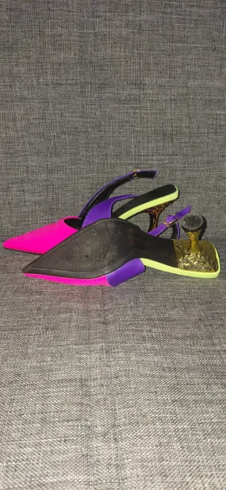 Zapatos de tacón rosa y morado