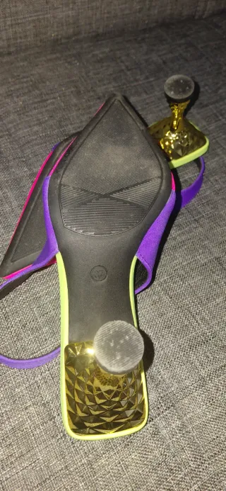 Zapatos de tacón rosa y morado