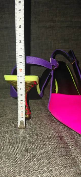 Zapatos de tacón rosa y morado