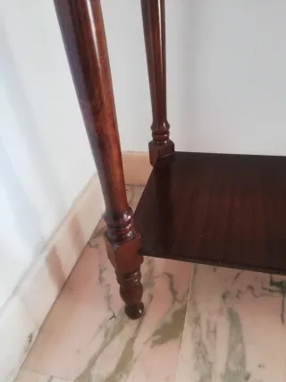 Mesa auxiliar de madera oscura